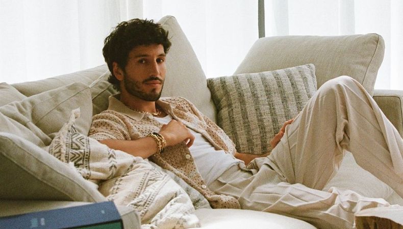 El cantante colombiano, Sebastián Yatra se prepara para interpretar su espectacular papel, 