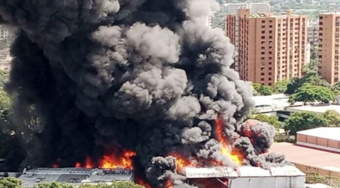 El incendio de gran magnitud ocurrió en una importante zona industrial, localizada en Caracas, la capital de Venezuela.
