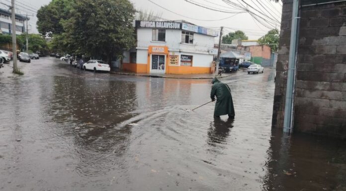 Autoridades y usuarios de redes sociales reportaron inundaciones diferentes zonas de San Salvador, debido a las fuertes lluvias.