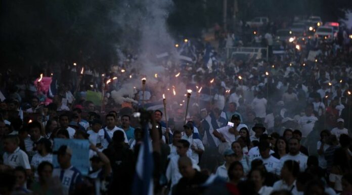 Miles de hondureños piden la renuncia de Xiomara Castro por un video de una reunión entre su cuñado y narcotraficantes.