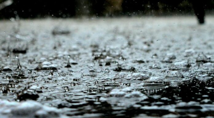 Protección Civil emite aviso por el incremento de lluvias y tormentas generadas por la influencia de una onda tropical.