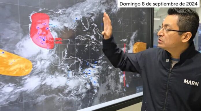 El Ministerio de Medio Ambiente y Recursos Naturales (MARN) informó que se mantiene una onda tropical sobre el Golfo de México.
