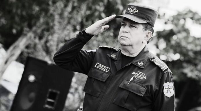 El presidente solicitó que las embajadas y sedes oficiales sus astas ondeen a la mitad, en memoria del director de la PNC, Mauricio Arriaza.