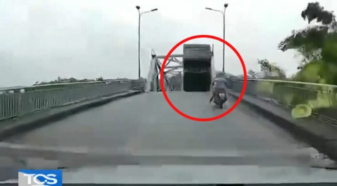 El puente Phong Chau, en la nororiental provincia Vietnam, colapsó tras la crecida de un río por el tifón Yagi.