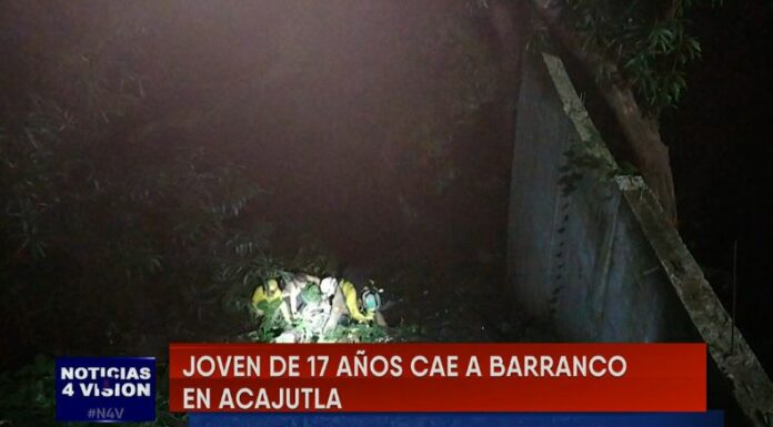 Comandos de Salvamento reportaron el rescate de un joven que cayó a un barranco en Acajutla, departamento de Sonsonate.