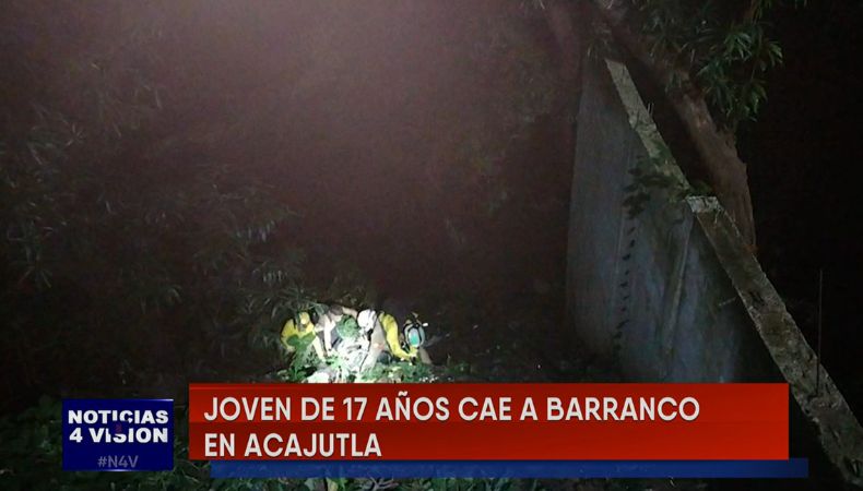 Comandos de Salvamento reportaron el rescate de un joven que cayó a un barranco en Acajutla, departamento de Sonsonate.