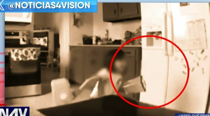 Una niña fue captada por cámaras de videovigilancia en su casa, cuando jugaba con lo que parece ser su amigo imaginario.