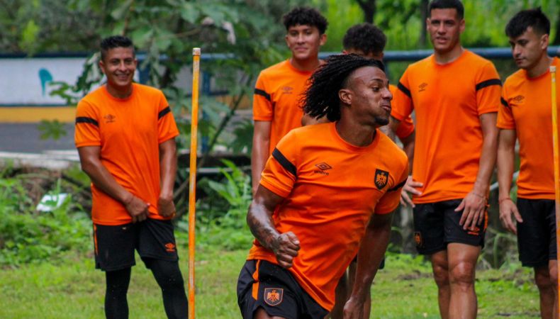 El delantero, procedente de Colombia, Edgar Medrano, está a punto de completar los trámites para volver a vestir la camiseta emplumada.