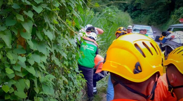 El equipo de Protección Civil rescató a una persona que cayó a un barranco esta tarde en el distrito de Huizúcar en La Libertad.