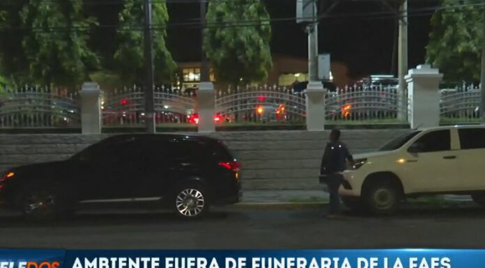 Personas llegan a la funeraria de la Fuerza Armada de El Salvador (FAES), para acompañar a familiares de las víctimas accidentadas ayer.