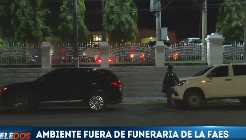 Personas llegan a la funeraria de la Fuerza Armada de El Salvador (FAES), para acompañar a familiares de las víctimas accidentadas ayer.