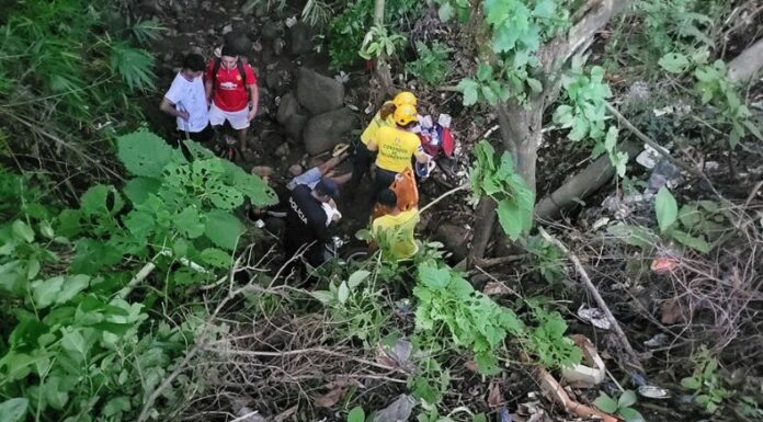 Un hombre perdió el control tras caer con su motocicleta en un barranco de aproximadamente 6 metros de profundidad.