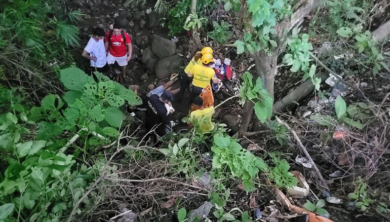 Un hombre perdió el control tras caer con su motocicleta en un barranco de aproximadamente 6 metros de profundidad.