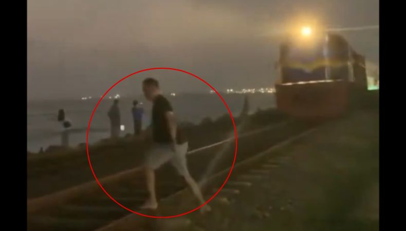 La velocidad y la fuerza del tren golpearon al hombre y lo hicieron volar varios metros de distancia frente a la mirada de varias personas.