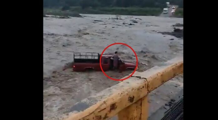 Una pareja en Copán se enfrentó a la muerte tras quedar varada en su pick-up por la violenta corriente del río Arauco, en Honduras.