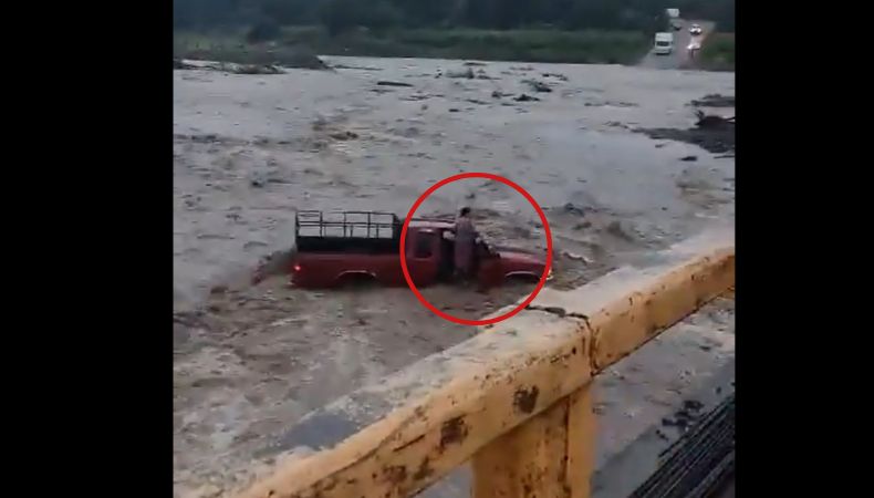 Una pareja en Copán se enfrentó a la muerte tras quedar varada en su pick-up por la violenta corriente del río Arauco, en Honduras.