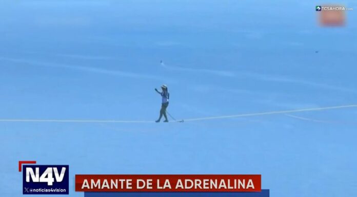 El atleta Jaan Roose demuestra su enorme valentía y talento al recorrer grandes distancias sobre una cuerda floja.