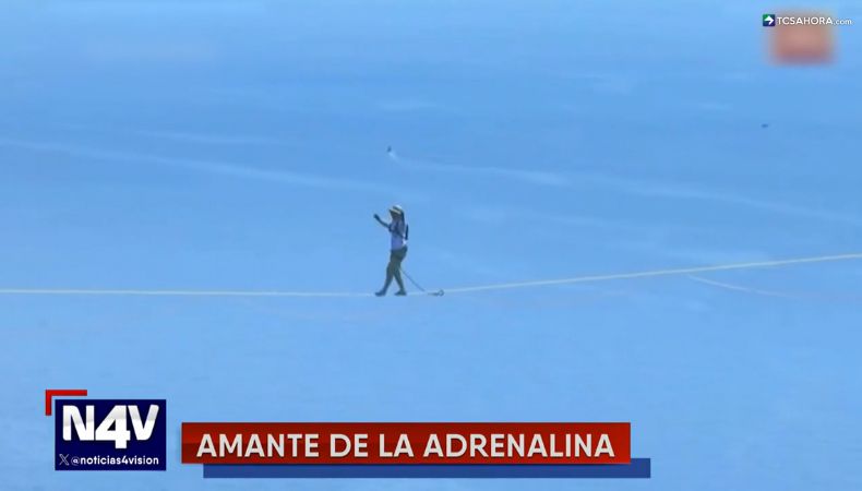 El atleta Jaan Roose demuestra su enorme valentía y talento al recorrer grandes distancias sobre una cuerda floja.