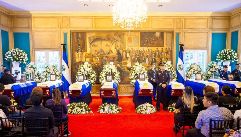 Se ha colocado una Capilla Ardiente a ocho víctimas del accidente aéreo del pasado domingo, ocurrido en Pasaquina, La Unión.