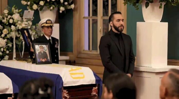 El presidente de la República, Nayib Bukele, y la primera dama se encuentran en la Capilla Ardiente en la ex casa presidencial.