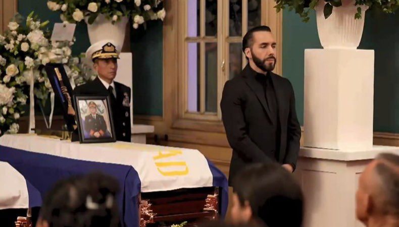 El presidente de la República, Nayib Bukele, y la primera dama se encuentran en la Capilla Ardiente en la ex casa presidencial.