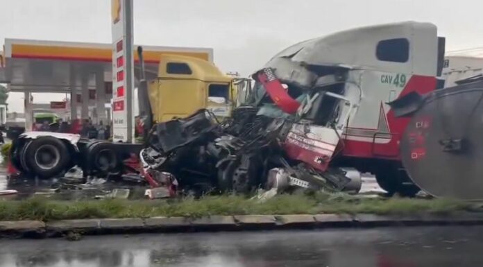 Una cámara de vigilancia captó el momento exacto del fuerte accidente de tránsito entre dos tráileres en Guatemala.