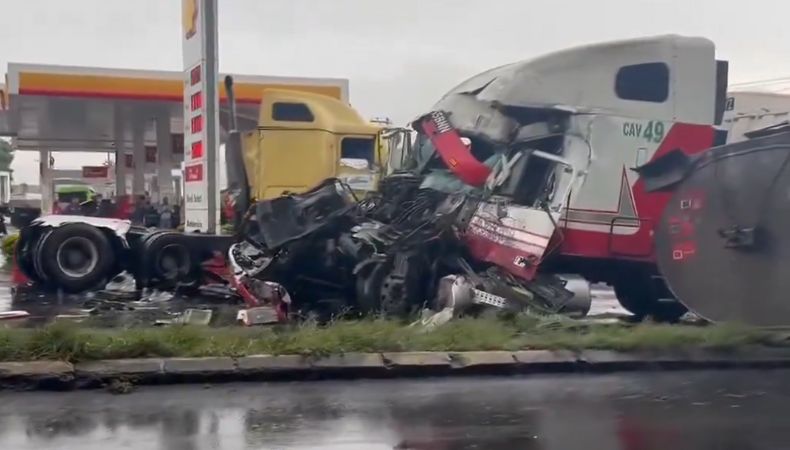 Una cámara de vigilancia captó el momento exacto del fuerte accidente de tránsito entre dos tráileres en Guatemala.