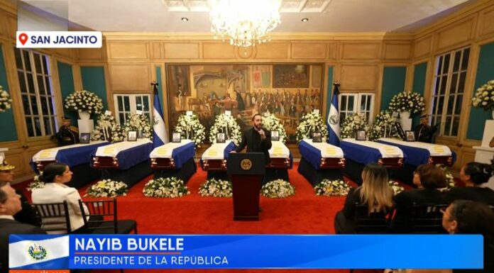 El presidente, Nayib Bukele, se hizo presente a la capilla ardiente, para rendir un homenaje a las víctimas del accidente aéreo.