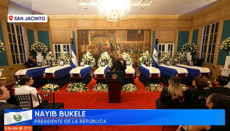 El presidente, Nayib Bukele, se hizo presente a la capilla ardiente, para rendir un homenaje a las víctimas del accidente aéreo.