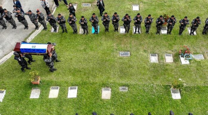 El sepelio del comisionado Douglas Omar García Funes, fue llevado a cabo entre familiares, amigos y cuerpo policial.