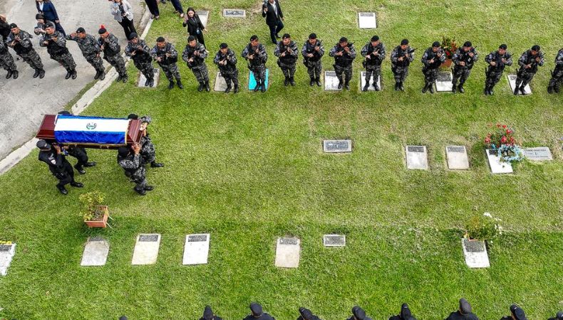 El sepelio del comisionado Douglas Omar García Funes, fue llevado a cabo entre familiares, amigos y cuerpo policial.