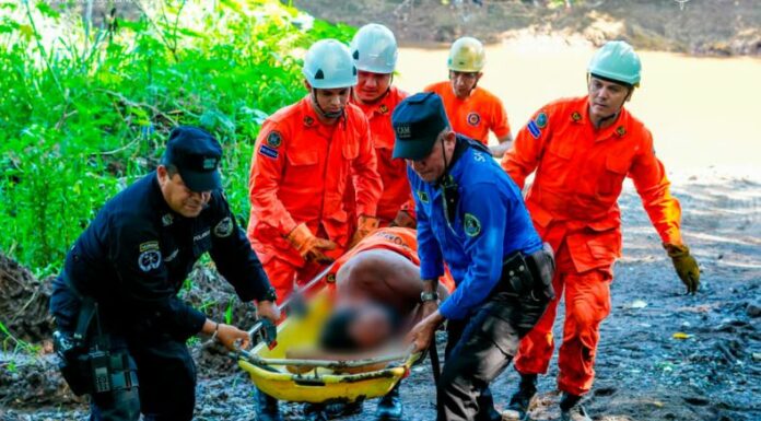 Varios elementos de primera respuesta ejecutaron una labor titánica por salvar con vida a la persona que estaba siendo arrastrada por un río.