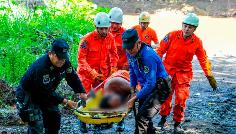 Varios elementos de primera respuesta ejecutaron una labor titánica por salvar con vida a la persona que estaba siendo arrastrada por un río.