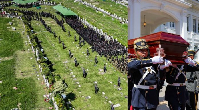 Desde la Capilla Ardiente, los restos del director de la PNC, Arriza Chicas han iniciado su partida hasta el cementerio.