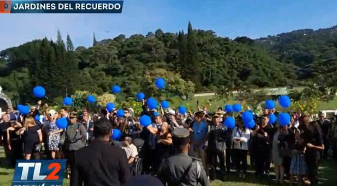 Los familiares y compañeros le dieron sus últimas palabras al director de la Policía Nacional Civil (PNC), Mauricio Arriaza Chicas.