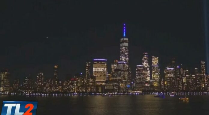 En Manhattan, lugar donde estaban las torres gemelas, se ilumina en conmemoración del atentado del 11 de septiembre.