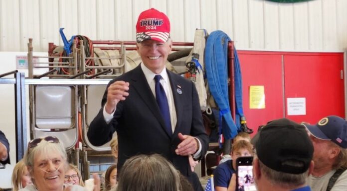 Un video se está haciendo viral donde se observa como el Presidente Biden se colocó una gorra de la campaña de Trump.