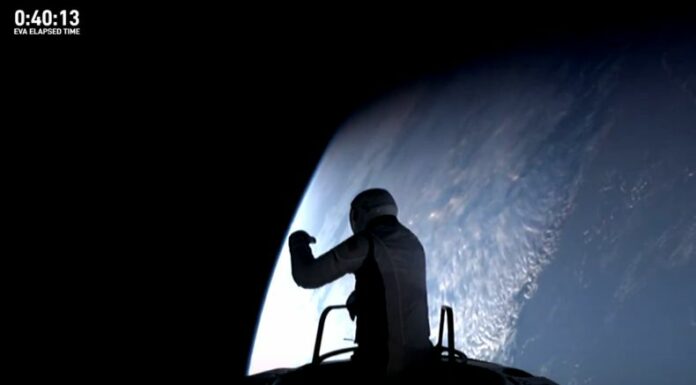 Astronautas privados salieron de su nave espacial esta mañana, realizando la primera caminata espacial comercial de la historia.