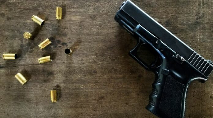 La Policía Nacional Civil (PNC) localizó dos armas de fuego en el complejo educativo Colonia Veracruz, en Ilopango.