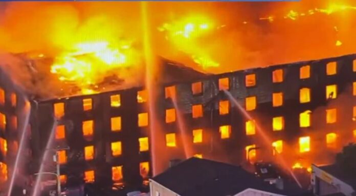 Más de 100 bomberos han acudido hasta un edificio ubicado en el vecindario de Frankford para sofocar el incendio.