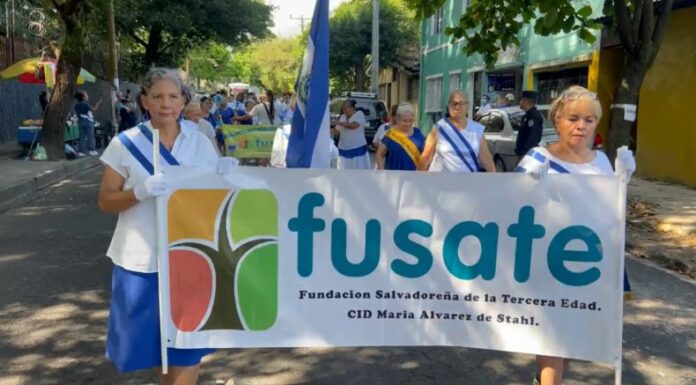 Más de 100 adultos mayores que forman parte de FUSATE participaron en un desfile cívico en el que conmemoraron 203 años de Independencia.