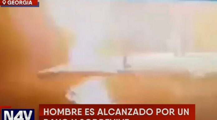 En Georgia, un país de Eurasia, se encontraba un turista ruso bailando en un muelle, cuando fue alcanzado por un rayo y sobrevive.