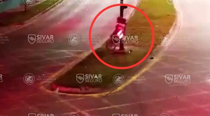 En horas de la madrugada, un motociclista sufrió un grave accidente sobre la alameda Juan Pablo II, en San Salvador.