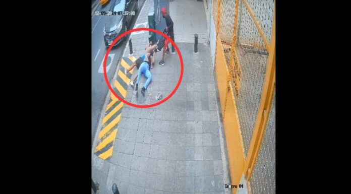 Un hombre ahorcó a una persona hasta desmayarlo para poder robarle todas sus pertenencias en Guayaquil, Ecuador.