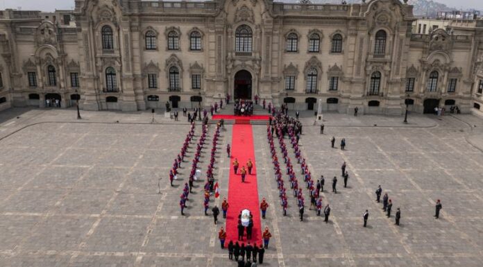 Con una misa de cuerpo presente y un acto protocolario como si fuera un presidente ejercicio recibieron este día, los restos de Fujimori.