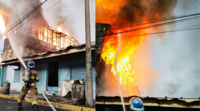 Un voraz incendio en Avenida España, en el Centro de San Salvador reportan equipos de emergencias. Una piñatería es la afectada por el fuego.