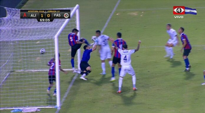 Alianza venció a FAS con un tanto que ha generado revuelo porque Mauricio, con su hombro, le quita de las manos la pelota a Carabantes.