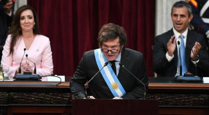 El presidente argentino, Javier Milei, presenta ante el Congreso Nacional el Presupuesto 2025, que conlleva más recortes de gastos públicos.