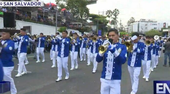 Cientos de salvadoreños abarrotaron la Alameda Roosevelt, en San Salvador, para disfrutar del tradicional desfile de independencia.