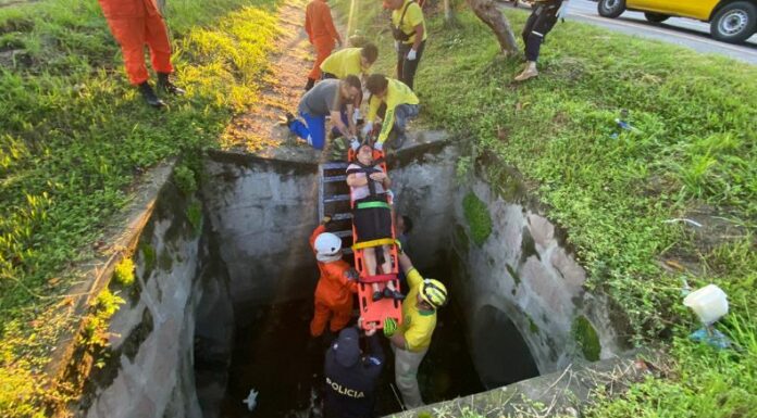 Una mujer, de 49 años, resultó lesionada tras caer de aproximadamente 5 metros de altura en una fosa de aguas negras.